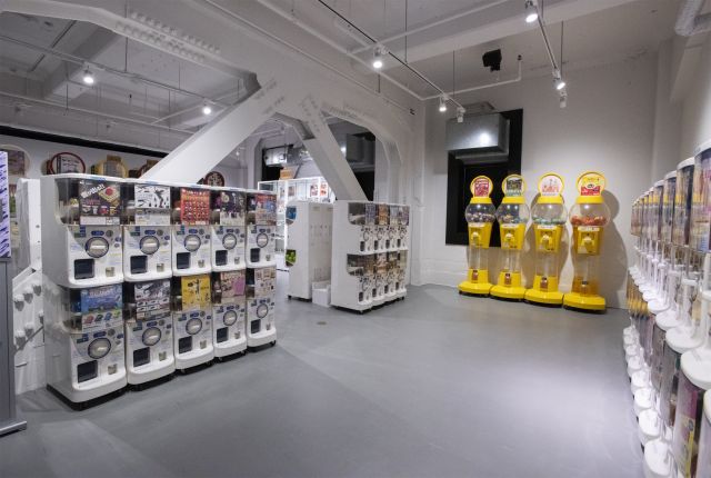 The free capsule toy area (capsule toys shown are from the time of shooting)