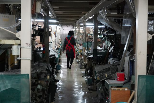 実際に着物の生地を製織する現場です。約60台の織機が並ぶ、臨場感溢れる現場です。