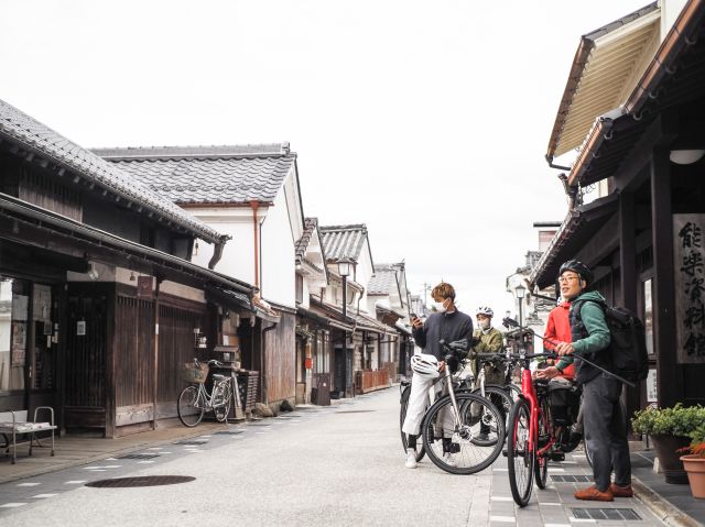 Traverse the Village of Maruyama on an e-bike—ride along the geographical connection between a traditional farming village and a castle town