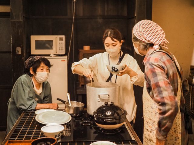 「里」集落のお母さんたちと夕ご飯づくり