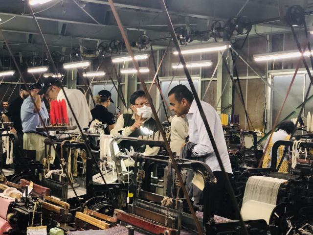 三重県の伝統工芸品『伊勢木綿』を製造する日本唯一の織屋、臼井織布の視察風景です。明治時代の豊田式自動織機が現役で活躍する風景はここしか見られません。