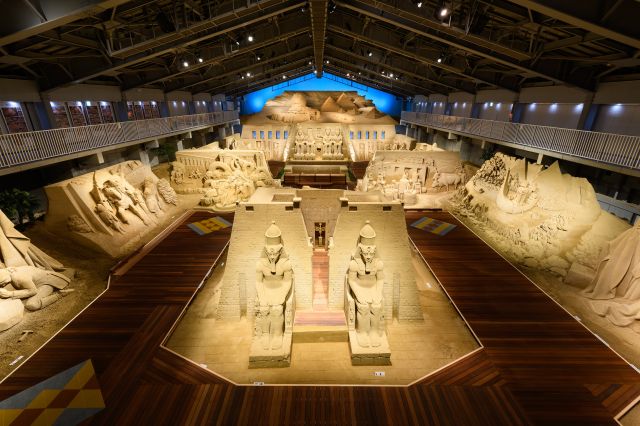 第14期展示エジプト編‐展示室全景
(C)鳥取砂丘砂の美術館