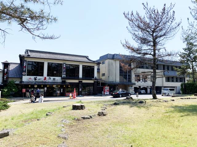 Full-view photograph of Kamameshi Benkei in front of the gate to Horyu-ji Temple