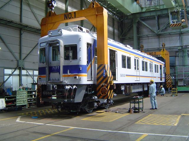 The vehicle hoisting that can be done in the Chiyoda maintenance facility.