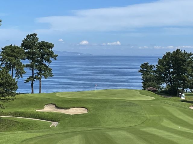 With Osaka Bay and Awaji Island just over the hill, this hole offers a stunning view (7H)