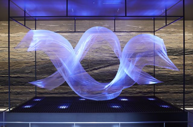 The hotel's symbolic art piece "wind_form" by WOW/Six fans blow air from below onto beautifully translucent organdy, creating an impression of softness as it slowly transforms and changes shape. You can sense the "universality" and "eternity" that exists in the consciousness of all people.