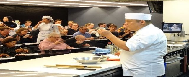 The head of the restaurant gives a class on Japanese culture *A scene from a lecture he gave to New Zealanders as a Japan Cultural Envoy. Different venue from the actual one.