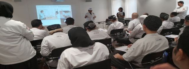 The head of the restaurant gives a class on Japanese culture *A scene from when he gave a lecture at a vocational school in Dubai as a Japan Cultural Envoy. Different venue from the actual one.