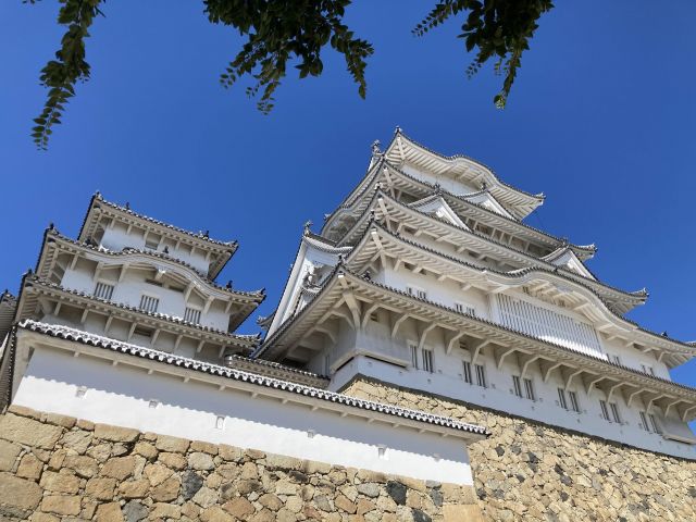 白漆喰と瓦の美。空の色の変化とともに趣の違う姫路城を楽しめます。