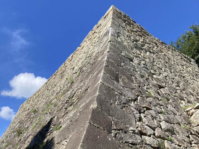 Beautiful stone walls adorn this spot. Their slopes are curved like a fan (ogi no kobai).