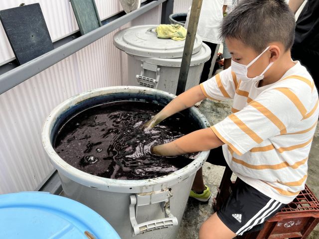 Recycling that starts from kitchen waste, Kyoto Indigo Dyeing Experience Tour