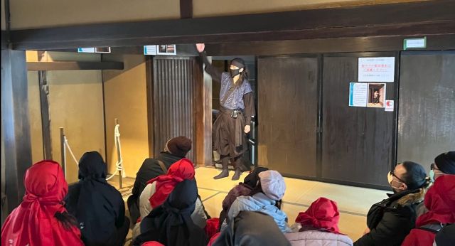 Explanation of the contraption in the mansion at the Iga Ryu Ninja Museum