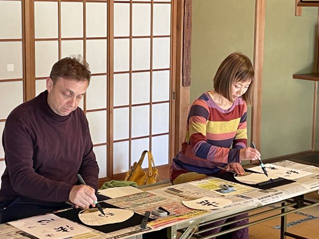 Practice your calligraphy on rough paper before inscribing an uchiwa fan with a single character for you to take home. 　　*The brush will be a full-sized brush pen.