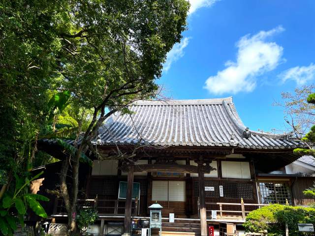 「日本浄土教の祖」とよばれる恵心僧都が開基した「吉田寺」。御本尊は奈良県下最大の阿弥陀如来座像（重要文化財）です。