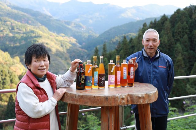 A relaxing time enjoying plum wine made from home-grown plums with Mr. and Mrs. Sugitomo in the original Japanese scenery.
