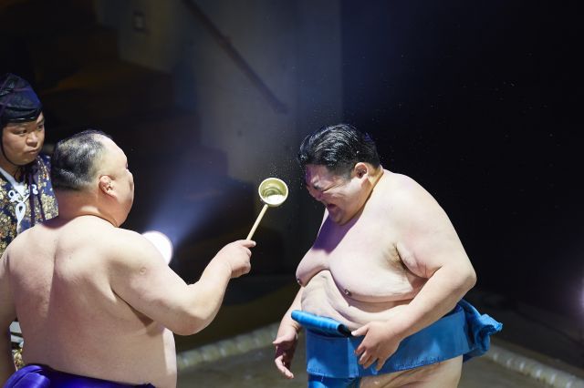 English explanation of sumo&apos;s history and rules, and introduction to wrestler routines