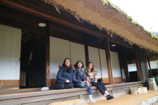 Participants relaxing around a thatched-roof house
（C）一般社団法人南丹市美山観光まちづくり協会