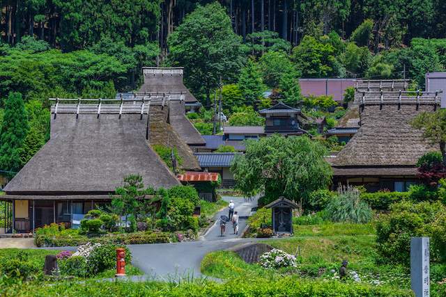 かやぶき屋根の民家集落（かやぶきの里）の風景
（C）一般社団法人南丹市美山観光まちづくり協会