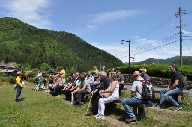 A guide standing at a view of the village
（C）一般社団法人南丹市美山観光まちづくり協会