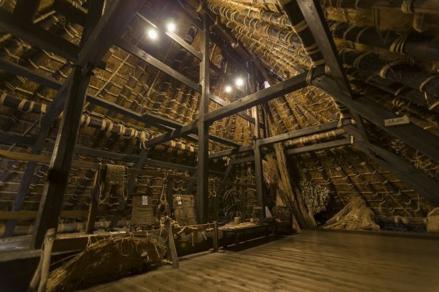 The inside of a kayabuki thatched roof
(c)Ichiju Issai no Yado Chabu Dining