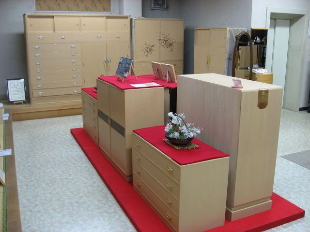 Visit to Osaka Senshu paulownia chest workshop and shopping at Showroom Hatsune