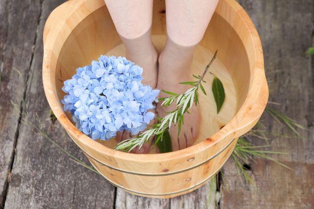 Soak your feet in an ashi-yu footbath while sipping blended Japanese and Chinese tea with skin-beautifying and detoxifying effects. Our blended teas were developed in a team project by a certified herbal pharmacist and NAGI Kyoto with a focus on herbs from the Kyotango summit. The flavor has a sharp, refreshing acidic note, and relaxes the body gently from the inside