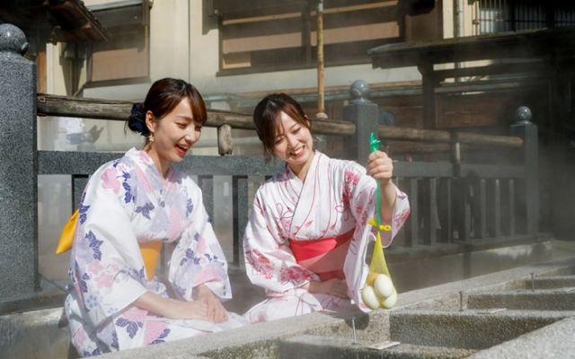 “Meet, eat, and experience” pudding making with locals in the hot spring town “Yumura”