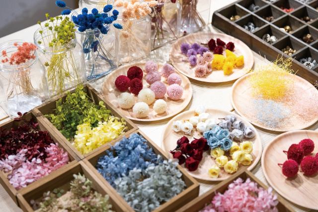 Imagine the final product you want to make and select the flower of your choice from among the many options available. The shop uses preserved flowers, a high-end material made from real flowers specially processed to prevent them from withering