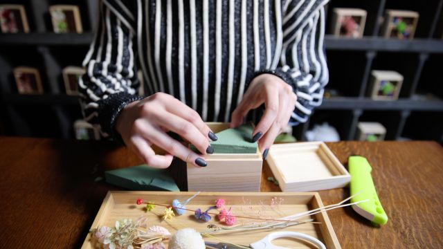 The flowers you choose will then be arranged in a wooden box