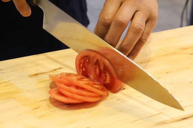 切れ味のよい包丁で食材の魅力を引き出す