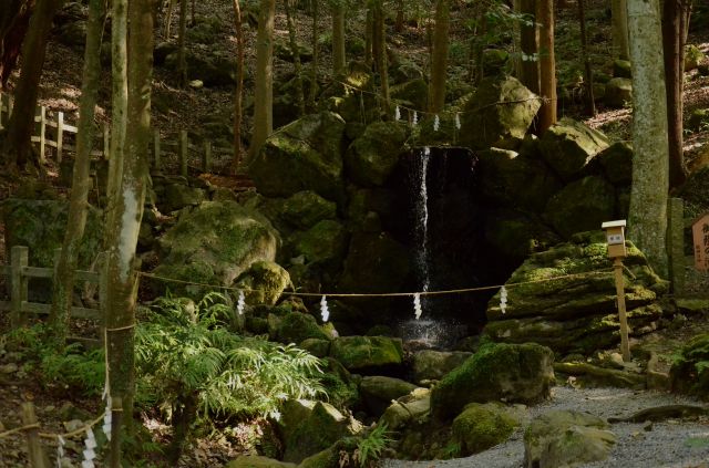 Mikage no Taki waterfall at Izumo Daijingu Shrine. Every month, a festival is held to express gratitude for the bounties that gush forth from the earth.