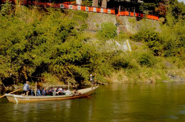 Hozugawa River Boat Ride from Kameoka towards Arashiyama. Still conducted with the same tools and techniques from over 400 years ago.