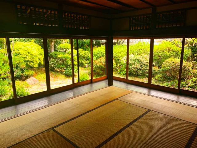 日本庭園を眺めながら食事ができる客席