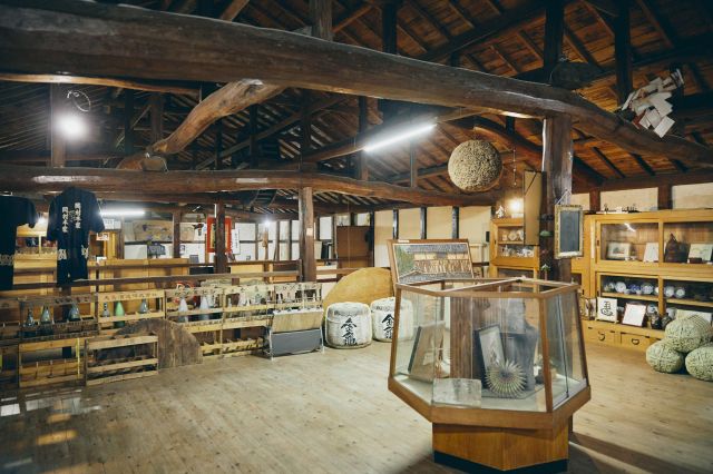 An exhibition room of sake brewing tools used in the past.