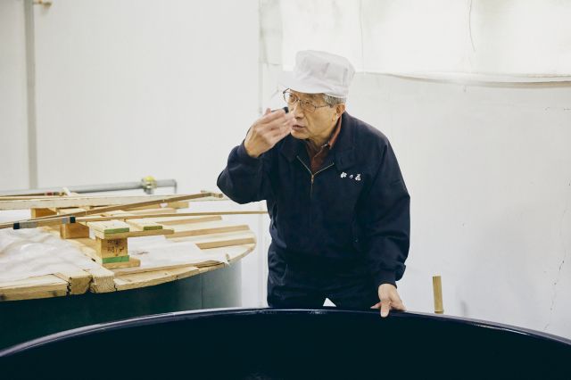 President Kawashima examines fermenting sake with all five senses.