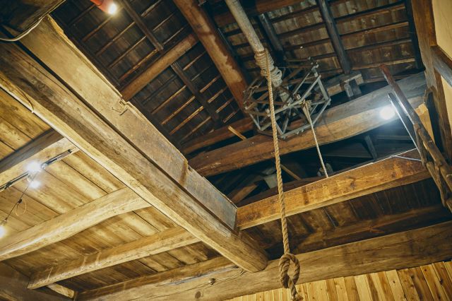 The pulleys that were used in the old sake brewing process are still on display.