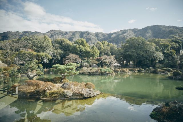 A 9900㎡ Japanese garden is attached to the building. Tours available.