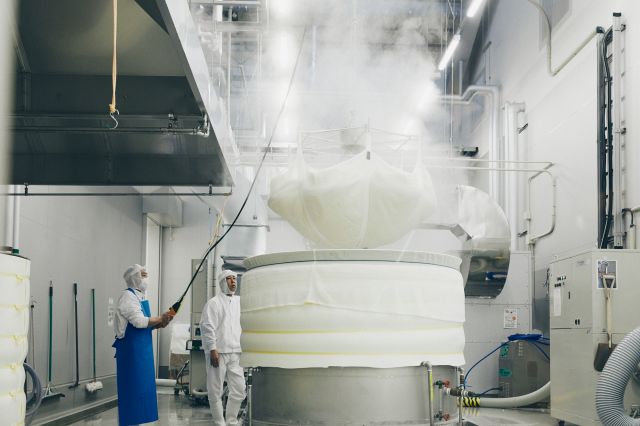 The steaming process takes place in the steaming and cooling room.