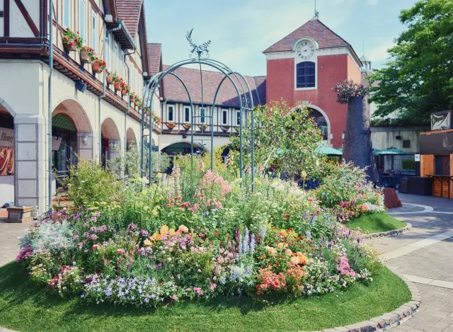 An observatory rest house inspired by Germany's Wartburg Castle and a welcome garden to greet guests
神戸布引ハーブ園／ロープウェイ