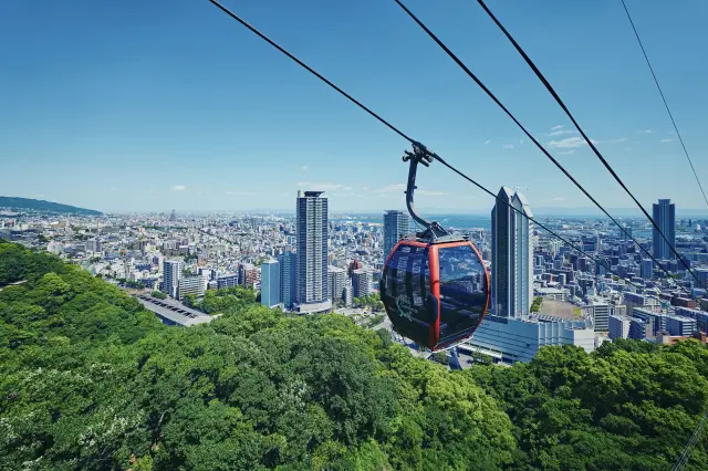 Enjoy a graceful 10-minute aerial walk with stunning views of Kobe and the Keihanshin area.
神戸布引ハーブ園／ロープウェイ