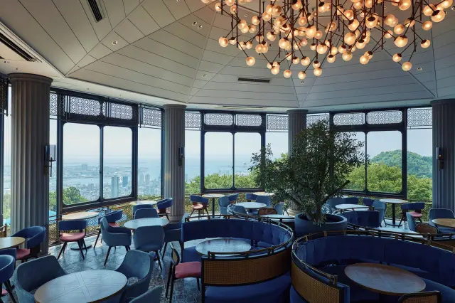 A classic and luxurious cafe lounge on the second floor of The Veranda Kobe
神戸布引ハーブ園／ロープウェイ