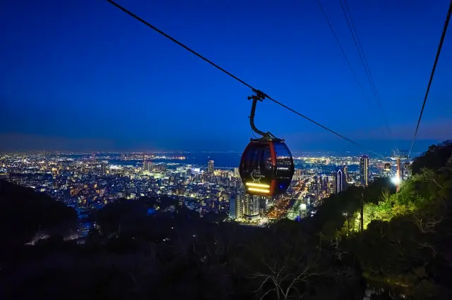 Shimmering night view from the ropeway
神戸布引ハーブ園／ロープウェイ