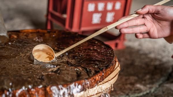 The program not only offers a tour of the sake brewery, but also a chance to try water used in brewing, and sake sampling
（C）三重県