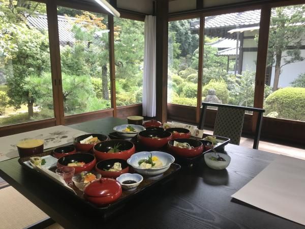 門跡寺院の客殿を貸し切り精進料理に舌鼓