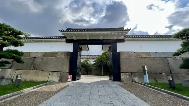 大手土橋と大手門