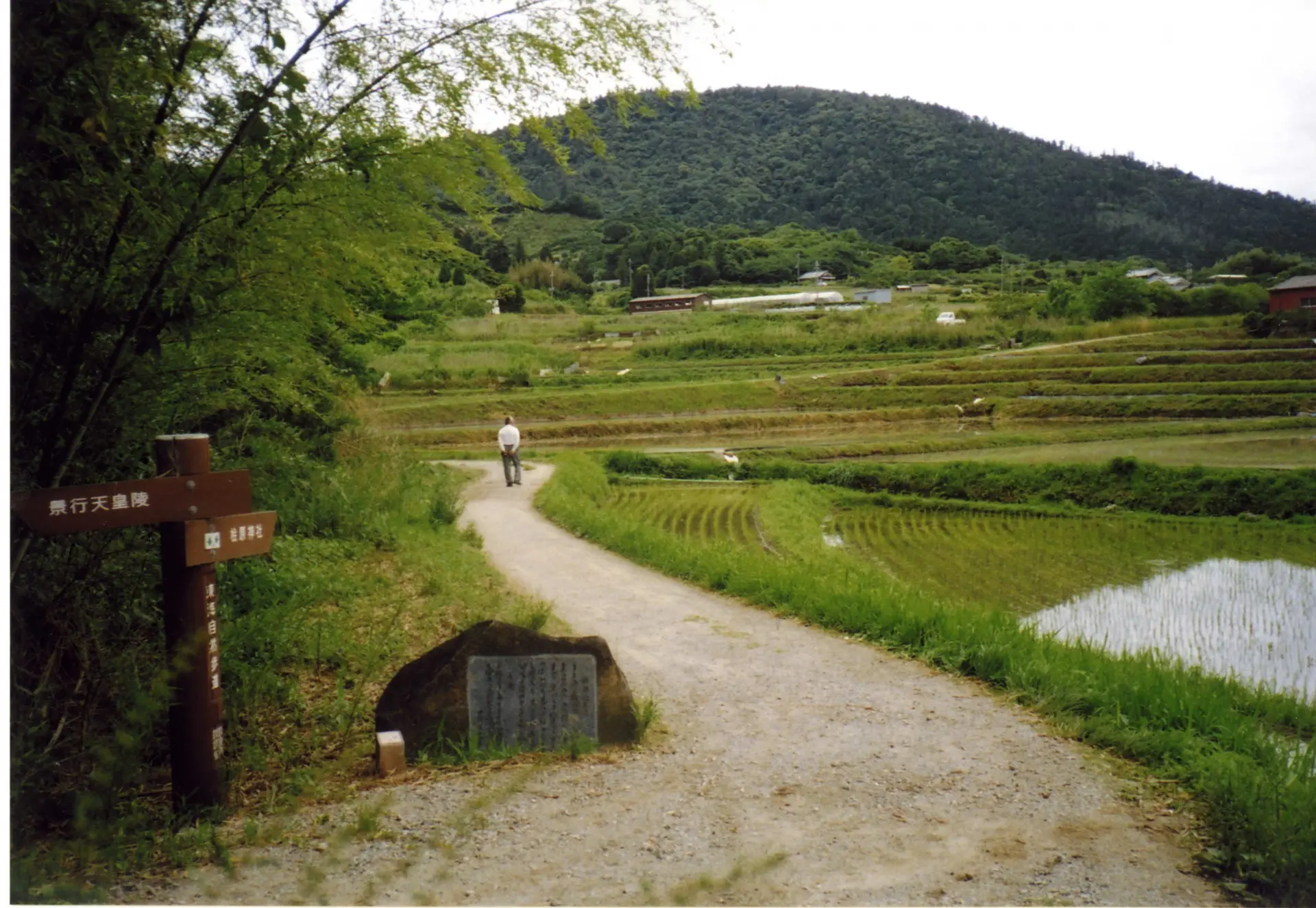 Walking along the Yamanobe no Michi, Japan’s Oldest Road (Sakurai City and Tenri City, Nara Prefecture)