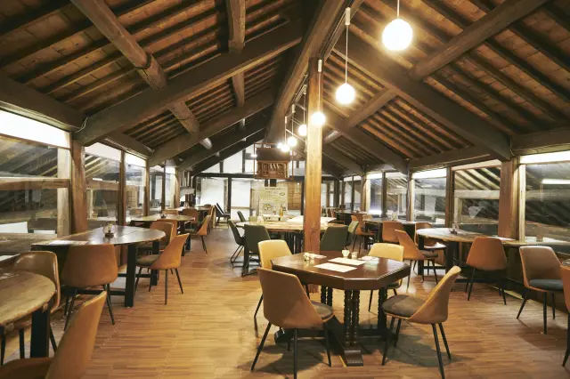 A second-floor space at the brewery that can accommodate groups of 10 people or more, overlooking the fermentation tanks through the window. *The service is only provided in Japanese.