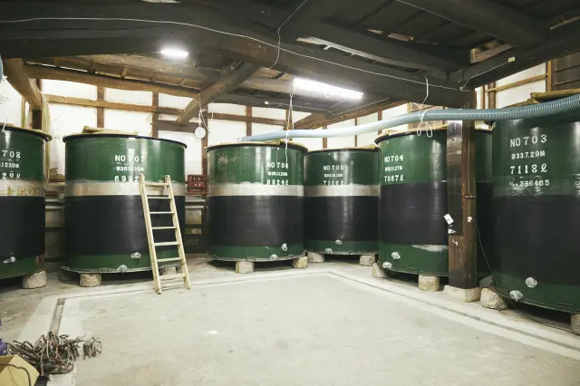 Fermentation tanks inside the sake brewery.
Please note that depending on the season, such as during the peak of sake brewing in winter, you may not be able to go down to see the tanks on the first floor.
