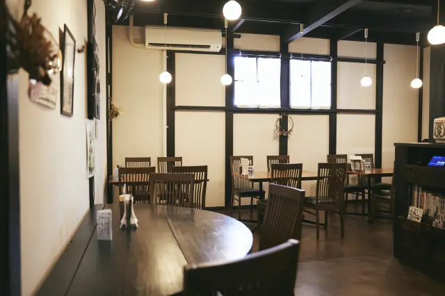 The attached cellar cafe, 'Kunzo -KAGURA-', serves lunch featuring ingredients that showcases Shiga Prefecture rich food culture.Please note that we have limited seating, so we may not be able to accommodate large groups. Please make an inquiry in advance.