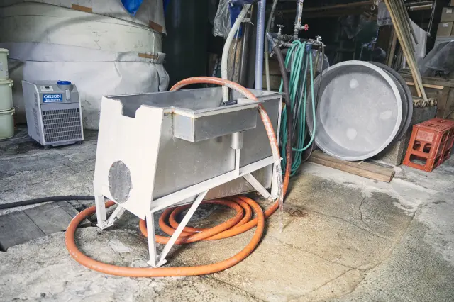 名水とうたわれる生駒の地下水を仕込み水として使用している。